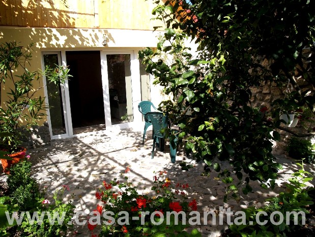 Aici puteti vedea curtea pensiunii Casa-Romanita II din Romania.
