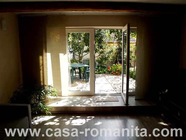 Aici puteti vedea curtea pensiunii Casa-Romanita II din Romania.
