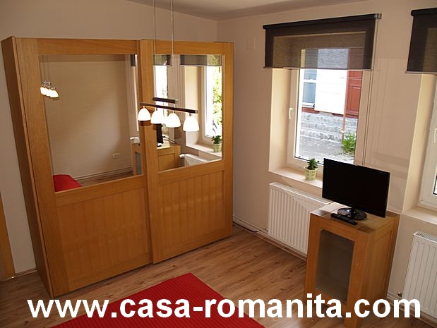 Aici puteti vedea curtea cazare Casa-Romanita I din Romania.