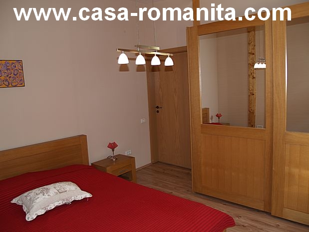 Aici puteti vedea curtea cazare Casa-Romanita I din Romania.