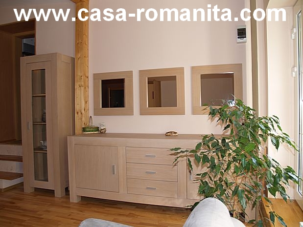 Das Wohnzimmer vom Ferienhaus Casa Romanita in Rumänien hat alles was man braucht. Auch einen großen TV mit internationalen Programmen. Ferien in Rumänien, Wohnzimmer vom Ferienhaus Casa Romanita I in Brasov