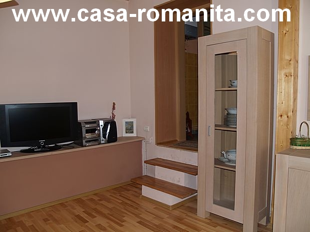 Das Wohnzimmer von cazare Casa Romanita hat alles was man braucht. Auch einen großen TV mit internationalen Programmen.