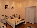 Ein Schlafzimmer vom Ferienhaus in den Karpaten hat ein Doppelbett, das weitere Schlafzimmer hat ein Doppelbett und ein Einzelbett